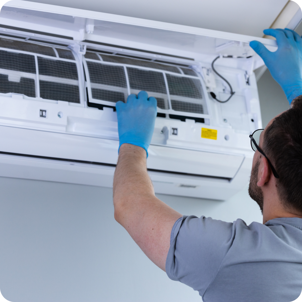 Imagem de tecnico ajustando ar condicionado